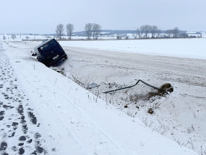 Auch ein Verkehrsschild hielt dem Zusammensto&szlig; nicht stand.  (Foto: Silvio Dietzel)