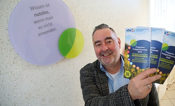 VHS-Leiter Mario Hoche-Arbeiter pr&auml;sentiert die neuen Porgrammhefte.  (Foto: ssc)