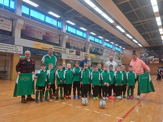 Der Vorstand und die F-Junioren des SV Bielen 1926 freuen sich &uuml;ber neue Trainingsanz&uuml;ge.  (Foto: Sebastian Schieke)
