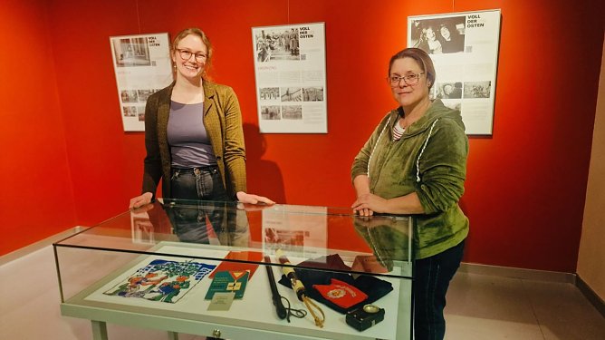 v.l.: Volont&auml;rin Alisa Behrens und Depot-Chefin Astrid Lautenschl&auml;ger in der Ausstellung "Voll der Osten" in der Flohburg (Foto: agl)
