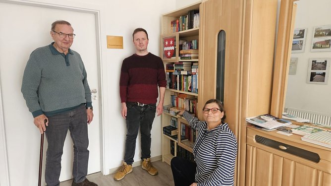 Tom Schieke und seine Wipperdorfer Stellvertreterin Angelika Kleinert haben einen B&uuml;cherschrank an Ortsteilb&uuml;rgermeister Joachim Le&szlig;ner &uuml;bergeben. (Foto: Die Linke )