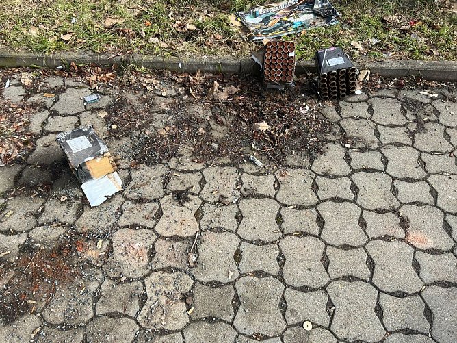 Silvesterm&uuml;ll auf dem Parkplatz an der Wallrothstra&szlig;e in Nordhausen.  (Foto: Kerstin D&uuml;ben-Schaumann)