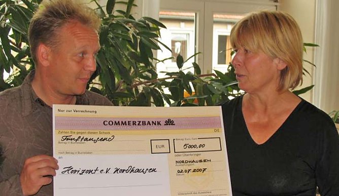 Scheck &uuml;berreicht (Foto: psv)