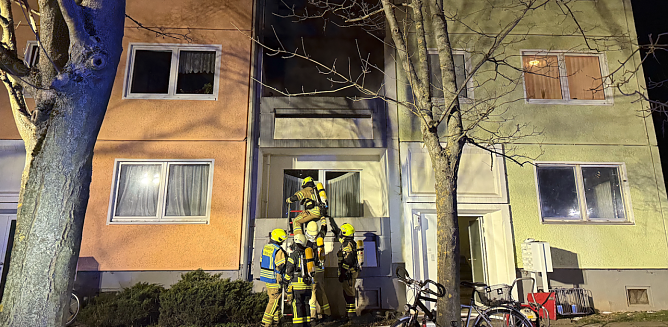 In einem Wohnblock in der Sundh&auml;user Stra&szlig;e war am Donnerstagabend ein Feuer ausgebrochen.  (Foto: Silvio Dietzel)