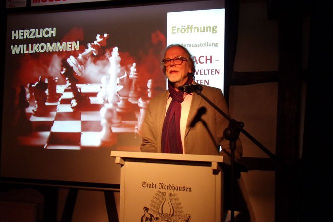 J&uuml;rgen Rennebach, Tabakspeicherleiter, er&ouml;ffnete die Ausstellung. (Foto: Hans-Georg Backhaus)