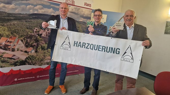 Nach 53 Kilometer unterst&uuml;tzt am Ziel auch der Landkreis Nordhausen, v.l.: Landrat Matthias Jendricke, Sportkoordinator Werner H&uuml;tcher, Lauforganisator Alexander Brune (Foto: agl)