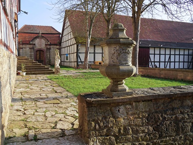 Auf der Terrasse k&ouml;nnen Caf&eacute;g&auml;ste bald wieder in der Sonne sitzen.  (Foto: ssc)