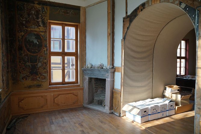 Das Alkovenzimmer im Erdgeschoss erh&auml;lt noch seine restautrierten Bespannungen.  (Foto: ssc)