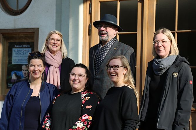 Hinten, v.l.n.r. Kathleen K&uuml;hn (Gesch&auml;ftsf&uuml;hrerin Wippertal Immobilien GmbH), Joachim Kreyer (F&ouml;rderverein Loh-Orchester Sondershausen e.V., Martina Langenberger (Gesch&auml;ftsf&uuml;hrerin Th&uuml;ringer Landesmusikakademie Sondershausen) Vorne, v.l.n.r. Annika Bosch (Autorin und Musikp&auml;dagogin), Anne-Sophie Zierold (Musiklehrerin Grundschule Franzberg), Daniela Bethge (Leiterin Theatervermittlung Theater Nordhausen). (Foto: Renate Liedtke)