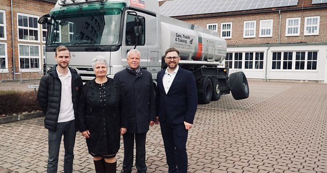 Die alte Generation geht, der Nachwuchs &uuml;bernimmt: p&uuml;nktlich zum 35, Jubil&auml;um des BBZ hat sich nach Olaf Salomon auch Doris Schuhmann in den wohl verdienten Ruhestand verabschiedet. Die neuen K&ouml;pfe an der Spitze sind Loris Fiedler (links) und Eric Benkenstein rechts (Foto: agl)