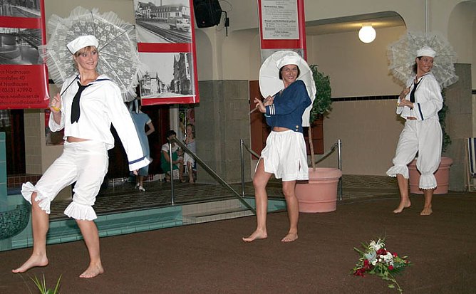 Bademoden im Wandel der Zeit (Foto: Hellberg)