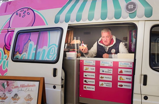 Ralf Plaumann verkauft aus seinem Eismobil heraus.  (Foto: ssc)