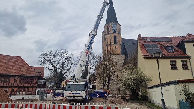 Mit schwerem Ger&auml;t wurde heute an der Blasii-Kirche die Grundlagen f&uuml;r zwei neue Brunnen gelegt (Foto: agl)