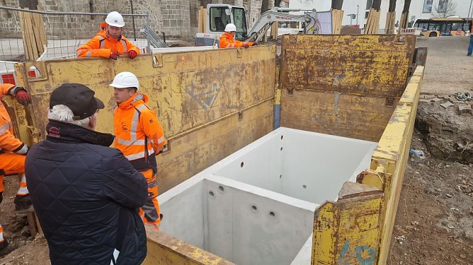 Die massive Technikkammer kann zwei Brunnen samt Wasserspiel versorgen (Foto: agl)