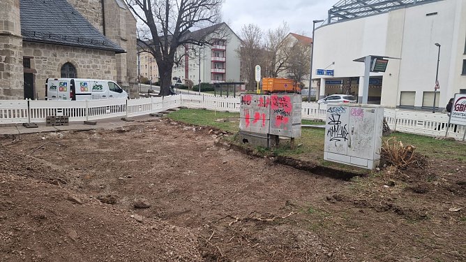 Hinter der Haltestelle am Pferdemarkt soll der alte Brunnen neu entstehen (Foto: agl)