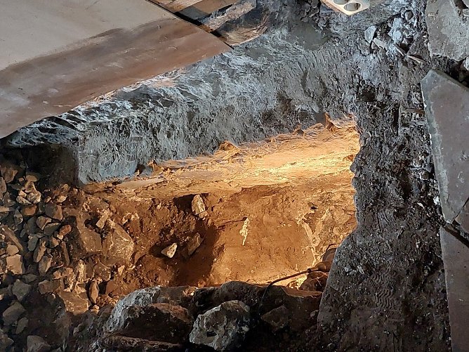 Ein Blick in den Untergrund der Urbacher Kirche (Foto: Volker Linde)