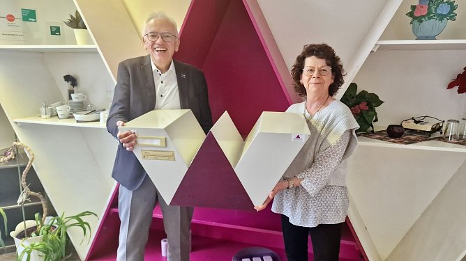 Werner und Martina Kopmann arbeiten seit 35 Jahren in der IT. Das alte Logo, das 2020 abgel&ouml;st wurde, hat ein Kunde vor Jahren als Geh&auml;use f&uuml;r einen funktionierenden PC  zum Vorbild genommen, heute ist die "High-Tech" von damals vor allem Erinnerungsst&uuml;ck.  (Foto: agl)