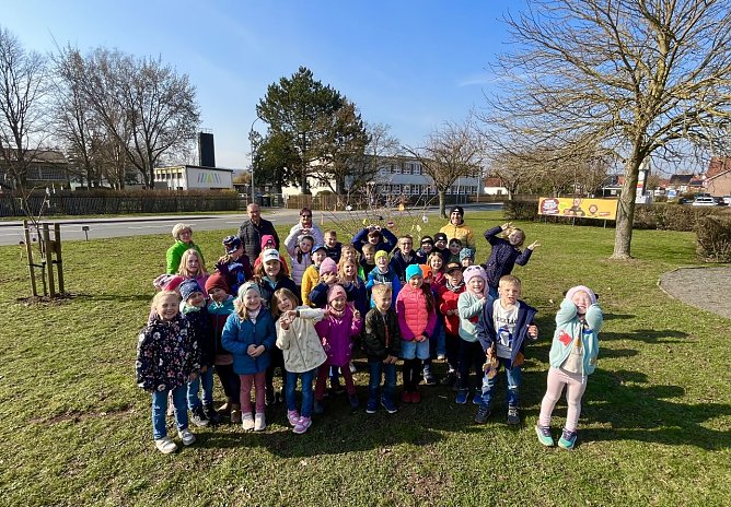 Die Mädchen und Jungen haben schon kräftig für Ostern geschmückt. (Foto: M. Planer) Die Mädchen und Jungen haben schon kräftig für Ostern geschmückt. (Foto: M. Planer)