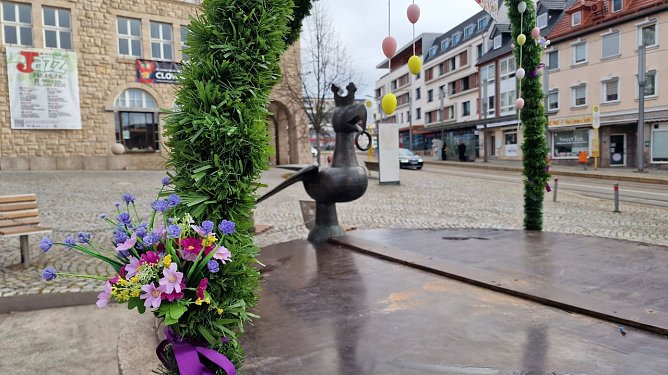 Seit heute farbenfroh geschm&uuml;ckt und bereit f&uuml;r das Osterfest: der Aar-Brunnen am Rathaus (Foto: agl)