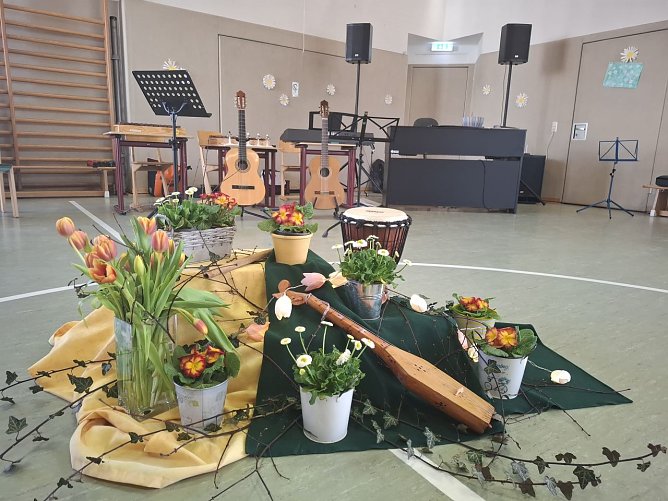 Fr&uuml;hlingshaft geschm&uuml;ckt war die Turnhalle. (Foto: Britta Lohre)