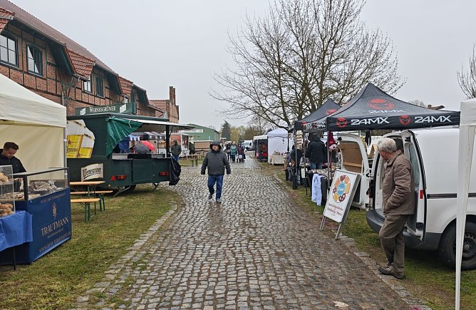 Kurz nach zehn meinte es Petrus nicht sonderlich gut, trotzdem waren die ersten Besucher schon unterwegs. (Foto: nnz)