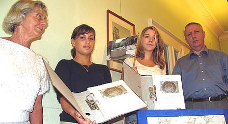 Dorothee Schwarz von der Stadt- und G&auml;stef&uuml;hrergilde(links) und Stadtarchivar Hans-J&uuml;rgen Gr&ouml;nke (rechts) erhielten von Luzia Bideau und Anika Neumann je ein Exemplar der Arbeit. (Foto: Sztadtarchiv)