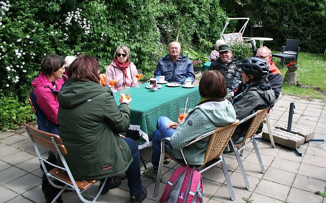 Im Caf&eacute; kann man sich auch nach einer Radtour ausruhen.  (Foto: Archivbild: Ulrich Reinboth)