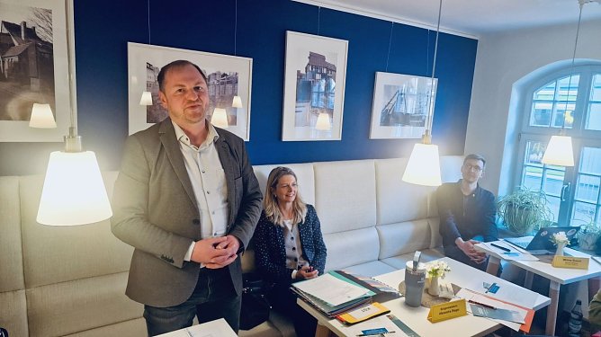 Der Kulturausschuss tagte heute im Museumscaf&eacute; der Flohburg, vorgestellt wurde dabei auch der neue Sachgebietsleiter f&uuml;r Stadtmarketing, Tourismus, Veranstaltungen, Christian Macke (Foto: agl)
