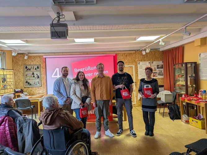 Zur Begr&uuml;&szlig;ung der neuen Mitglieder &uuml;berreichte der BO-Vorstand eine kleine Aufmerksamkeit. (Foto: Die Linke Bleicherode Sollstedt)