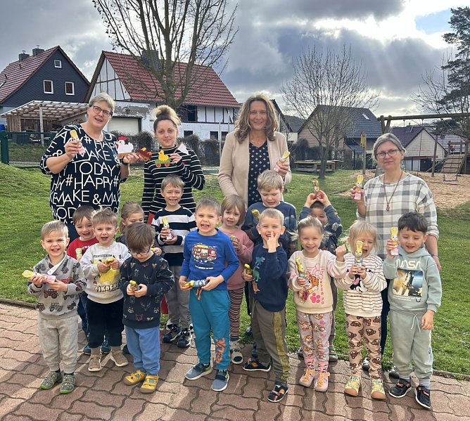 EVN-Chefin Jana Z&ouml;ller &uuml;berbrachte der Kita Herreden Osterhasen.  (Foto: Katrin Bergmann )