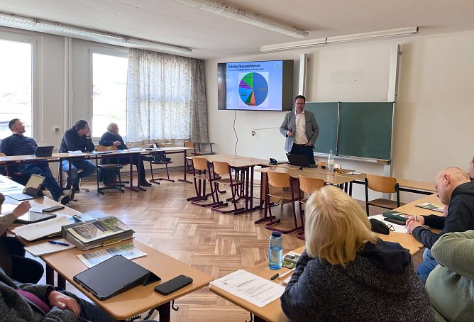 Schulleiter Martin Drick empfing jetzt den Schulausschuss in einem Haus.  (Foto: ssc)