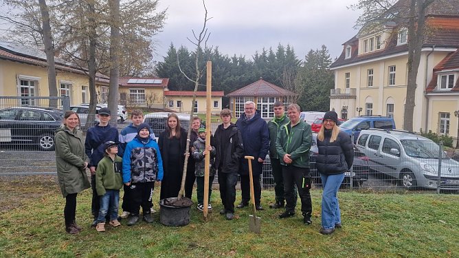 Die flei&szlig;igen G&auml;rtner an der Pestalozzi-Schule hatten heute einen Apfelbaum zu pflanzen (Foto: agl)