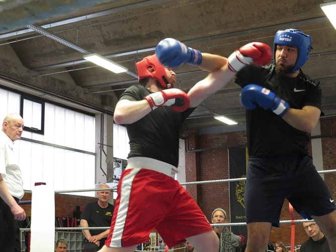 Dem Publikum wurden auch beim Sparring einige gute Boxk&auml;mpfe geboten (Foto: Klaus Batke)