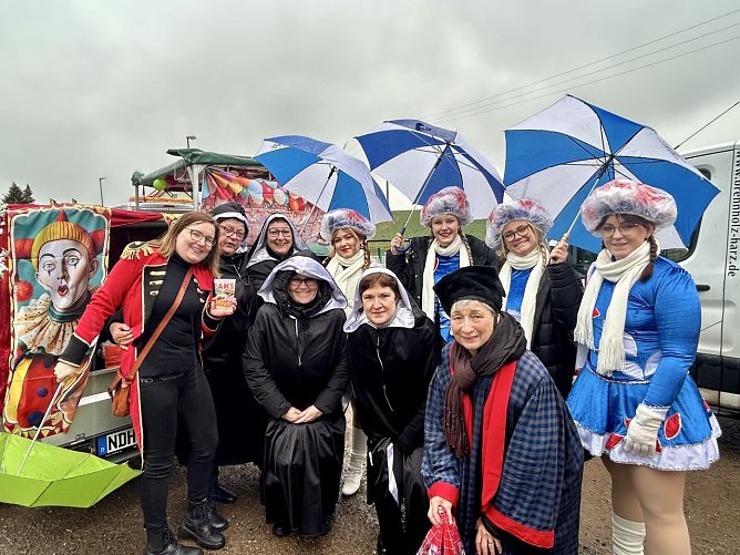 Auch vom Regen lie&szlig;en sich die Narren in Petersdorf abhalten. (Foto: Sophia Gerlach )