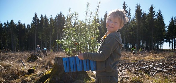 Nils aus Stempeda half beim Pflanzen der B&auml;ume kr&auml;ftig mit.  (Foto: ssc)
