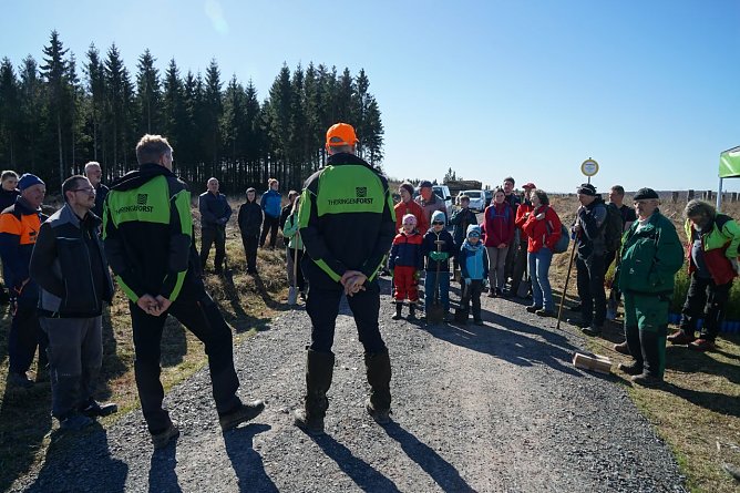 Mehr als 60 Helfer, darunter viele Familien mit Kindern, waren am Dienstag zur Pflanzaktion bei Rothes&uuml;tte gekommen.  (Foto: ssc)