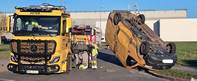 Der Transporter kippte durch den Zusammenprall um. (Foto: Silvio Dietzel) Der Transporter kippte durch den Zusammenprall um. (Foto: Silvio Dietzel)