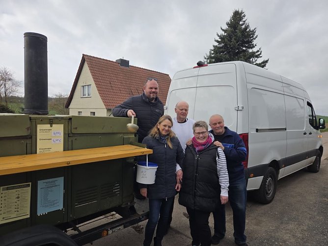 Viele Ehrenamtliche unterst&uuml;tzen Manfred Handke bei der Osteraktion. (Foto: Handke/privat)