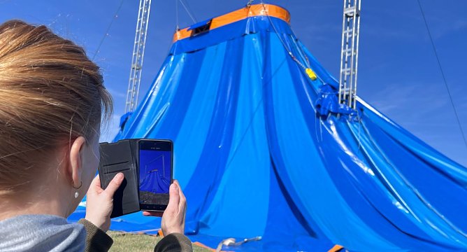 Verein- und Vorstandmitglied Jessica Piper filmte das Hochziehen der Kuppel.  (Foto: ssc)