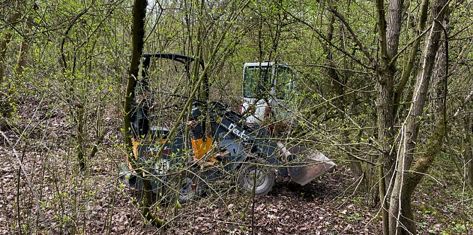 Die beiden Baufahrzeuge fand die Polizei im Gestr&uuml;pp.  (Foto: Landespolizeiinspektion Nordhausen)