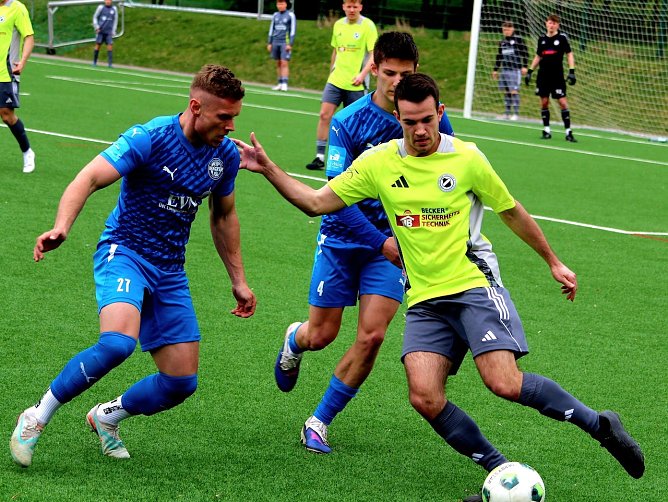 Abstiegskampf um jeden Ball gestern auf dem Nordhäuser Kunstrasenplatz (Foto: FSVP) Abstiegskampf um jeden Ball gestern auf dem Nordhäuser Kunstrasenplatz (Foto: FSVP)