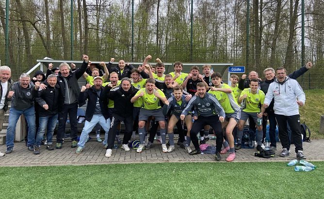 Ausgelassene Freude auf der Preußen-Bank nach dem Auswärtssoieg (Foto: FSVP) Ausgelassene Freude auf der Preußen-Bank nach dem Auswärtssoieg (Foto: FSVP)