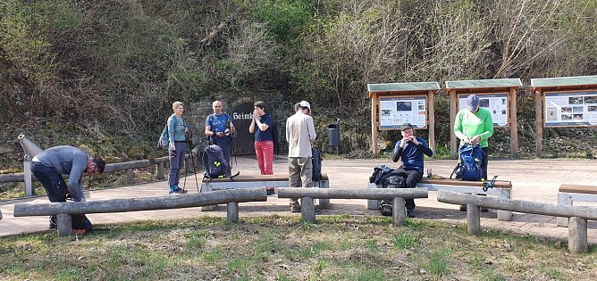 An der Heimkehle gabs nach 7,5 Kilometern die erste kleine St&auml;rkung aus dem Rucksack. (Foto: Bodo Schwarzberg)