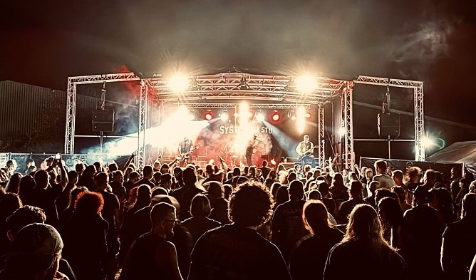 Was als kleines Projekt einiger Metal-Liebhaber begann hat sich inzwischen zum ordentlichen Festival gemausert - das "Bookwood" bei Buchholz lockte im vergangenen Jahr hunderte Metal-Fans (Foto: Metal Foundation S&uuml;dharz)