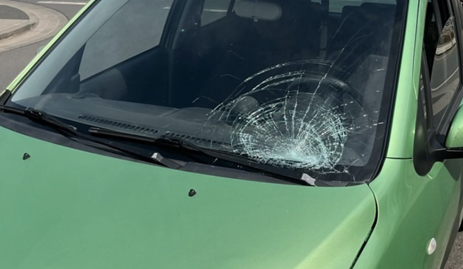 Unfallspuren am beteiligten Pkw (Foto: LPI) Unfallspuren am beteiligten Pkw (Foto: LPI)