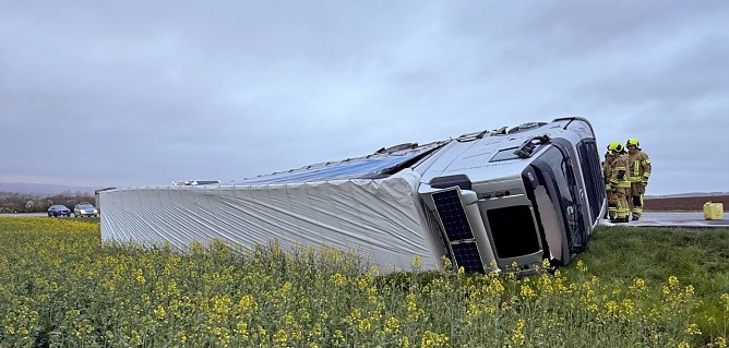 Der umgekippte LKW blockiert die B4. (Foto: Silvio Dietzel)