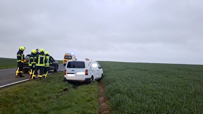 Der Kleinbus landete im Stra&szlig;engraben. (Foto: Silvio Dietzel)