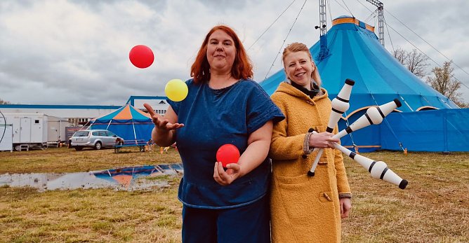 Steffi B&ouml;tcher und Jessica Piper vom Verein Studio 44 stellten heute das neue Programm des "Blue Balloon" Zirkusfestivals vor (Foto: agl)