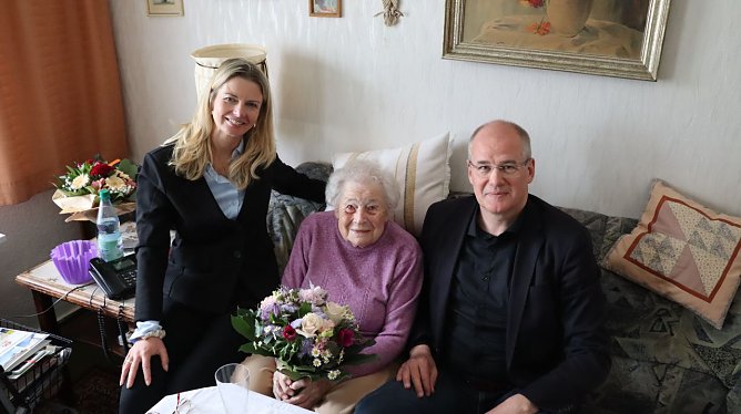 Liselotte Schmidt bekam zu ihrem 100. Geburtstag Besuch vom Landrat und der B&uuml;rgermeisterin (Foto: Stadt Nordhausen)