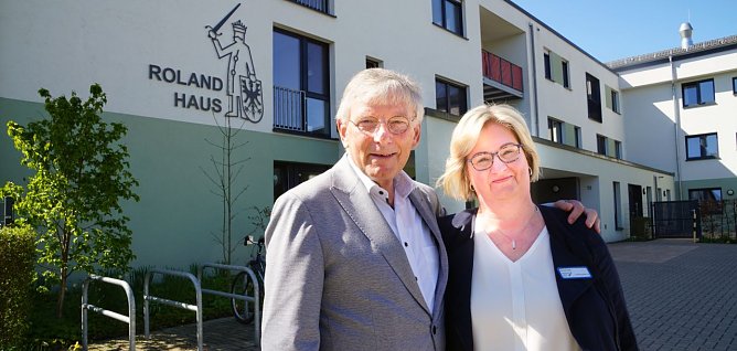 Professor Heinrich Schnatmann, Gesch&auml;ftsf&uuml;hrer des int-bsw, und Pflegezentrumsleiterin Annett Tolle vor dem Rolandhaus in Nordhausen.  (Foto: ssc)